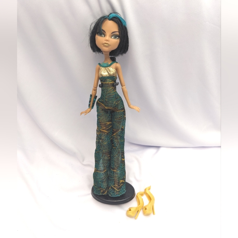Cleo De Nile Monster High Skull Shores Doll